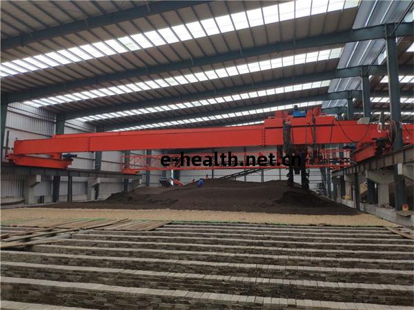 20米(mi)輪盤(pan)翻堆機(ji)使用中，發(fa)酵周(zhou)期3-7天！